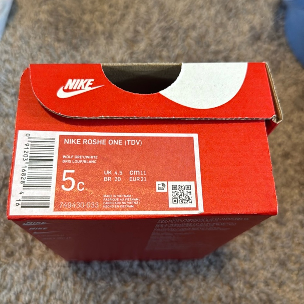 Nike Roshe one sneakers in grey brand new size 5C *infant*